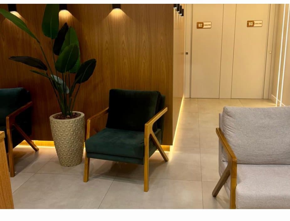 Corredor interno com poltronas de leitura